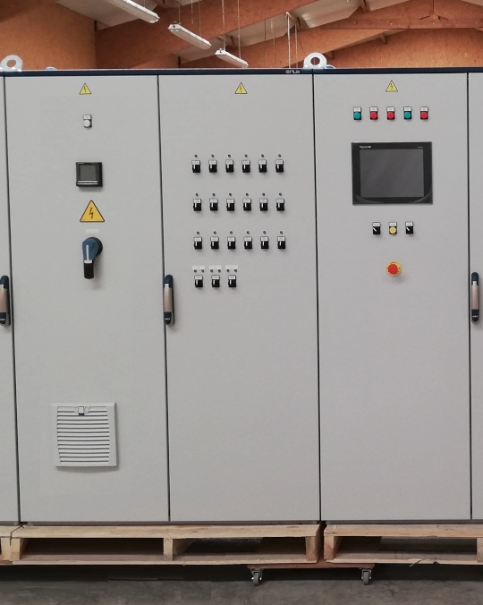 Découpes et percages d'armoires électriques sur-mesure